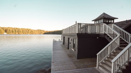 lake-front-luxury-show-hero