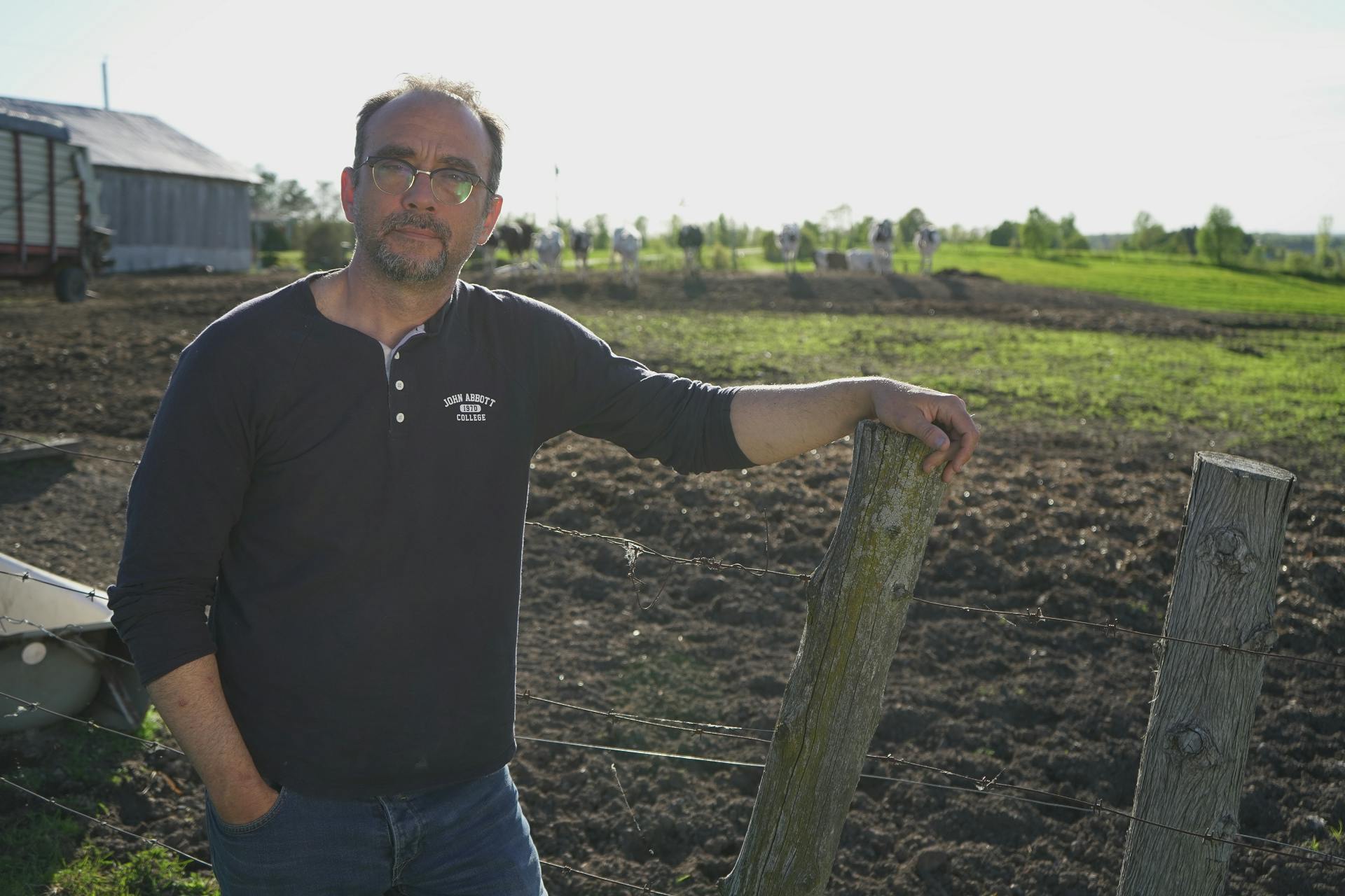 Image en vedette de l'article LA DÉTRESSE AU BOUT DU RANG : un nouveau documentaire-choc de Stéphane Gendron sur la santé mentale des agriculteurs québécois!
