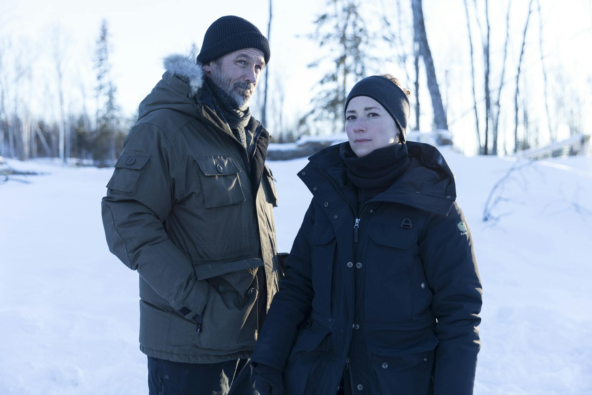 Image en vedette de l'article Karine Vanasse et Billy Campbell sont de retour pour la 4ème et ultime saison de CARDINAL