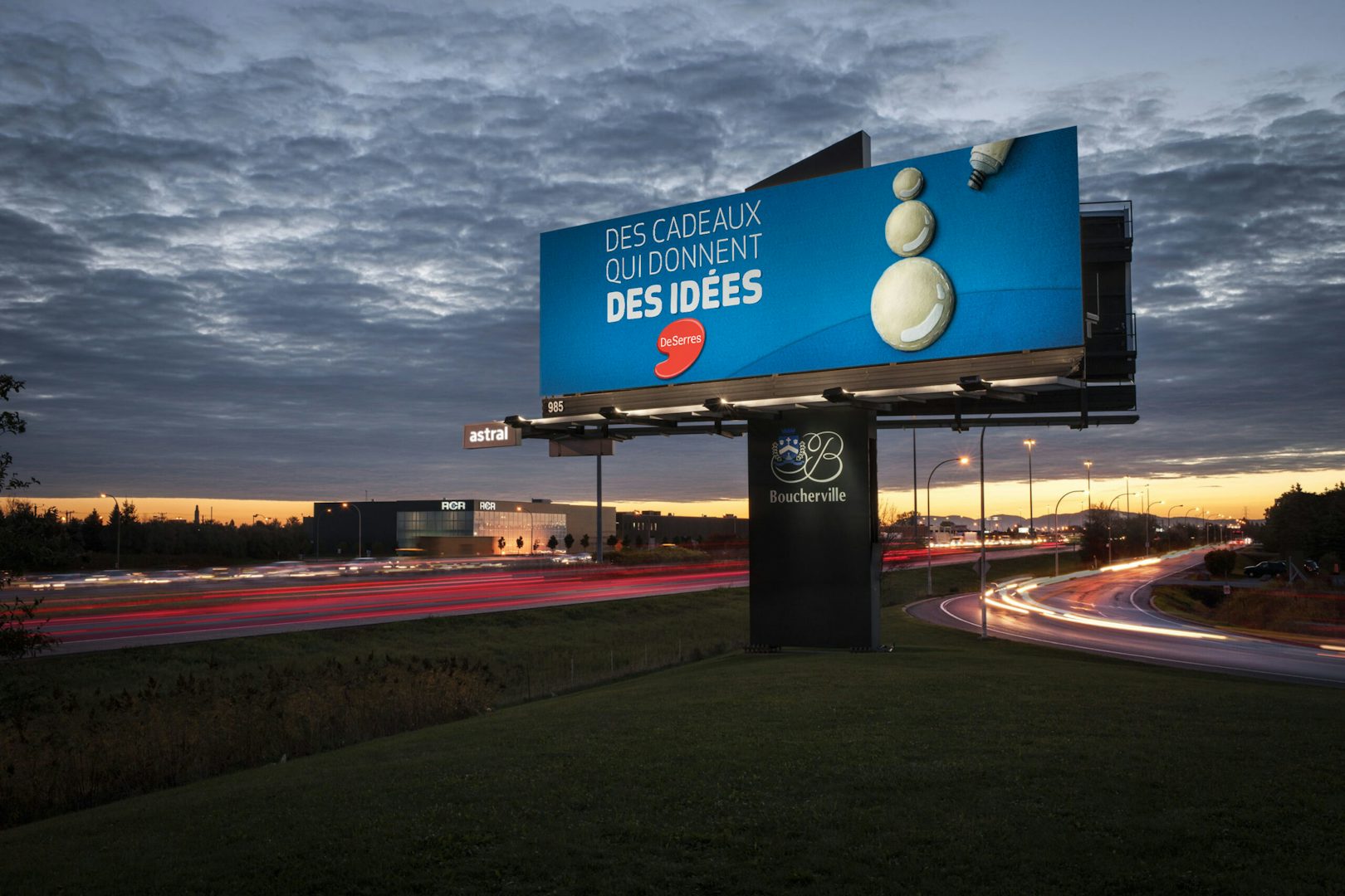 Panneau d'affichage grand format d'Astral le long d'une autoroute avec une publicité de DeSerres