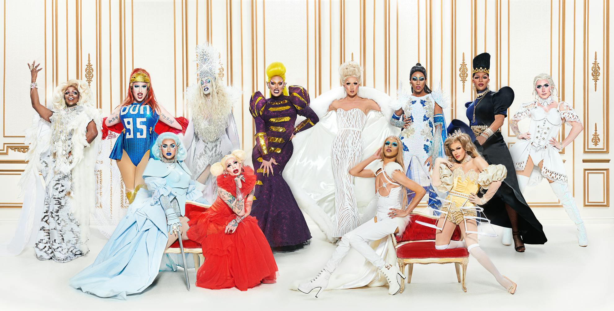 Image en vedette de l'article OYEZ OYEZ! La nouvelle série originale de drag queens de Crave, CANADA’S DRAG RACE : QUE LA MEILLEURE GAGNE, est arrivée!