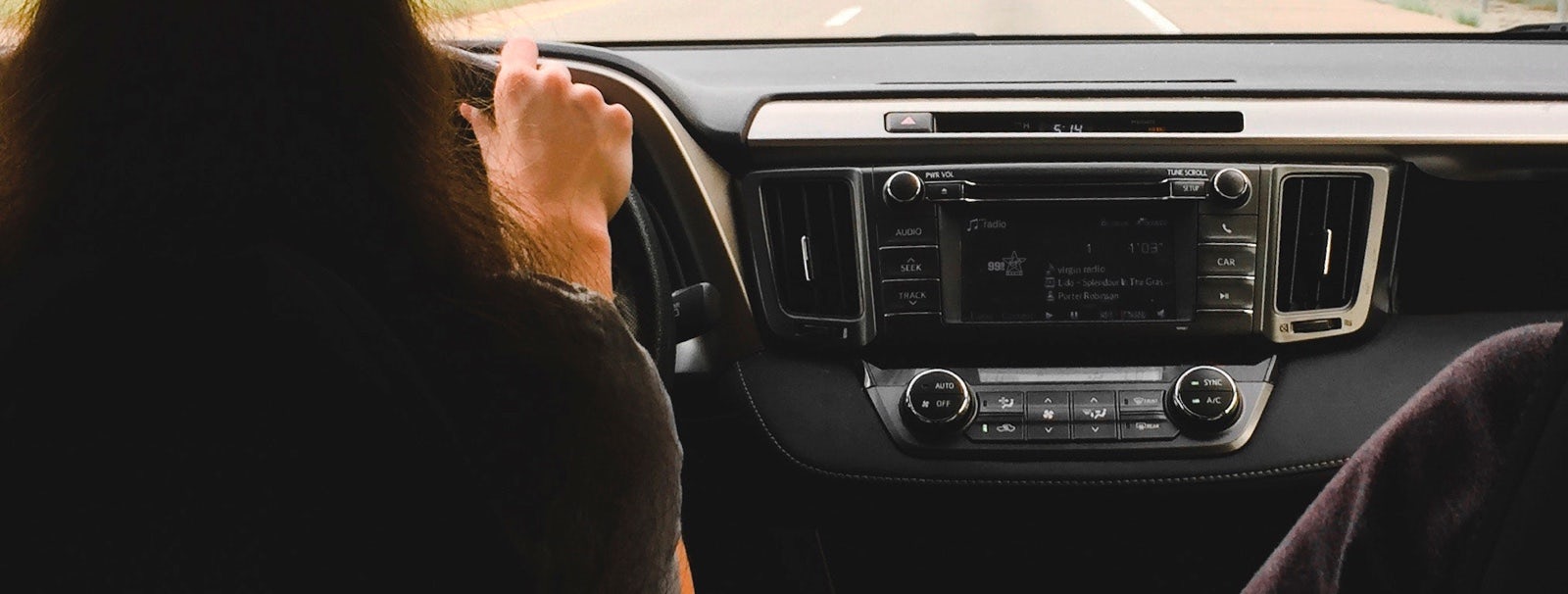 Gros plan d'une chaîne stéréo de voiture