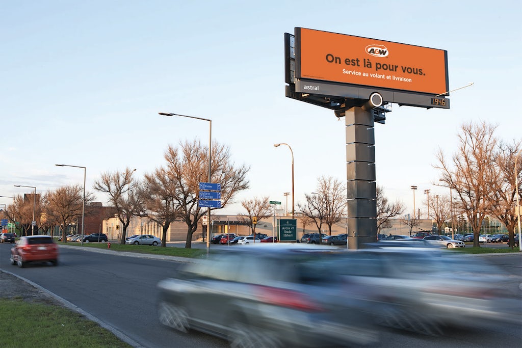 Panneau d'Astral à l'extérieur d'une autoroute présentant une publicité A&W