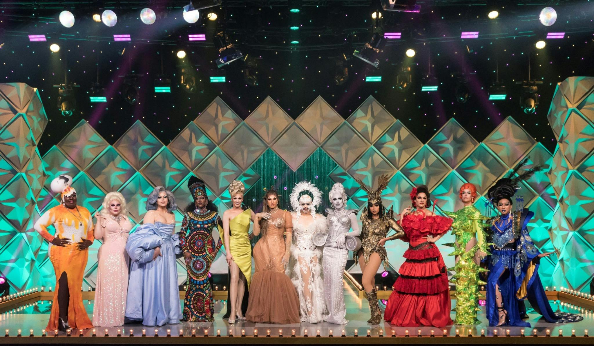 Image en vedette de l'article Le nom de la prochaine superstar canadienne de la drag est « Ru-vélé » dans le dernier épisode de la saison 2 de CANADA’S DRAG RACE : QUE LA MEILLEURE GAGNE!