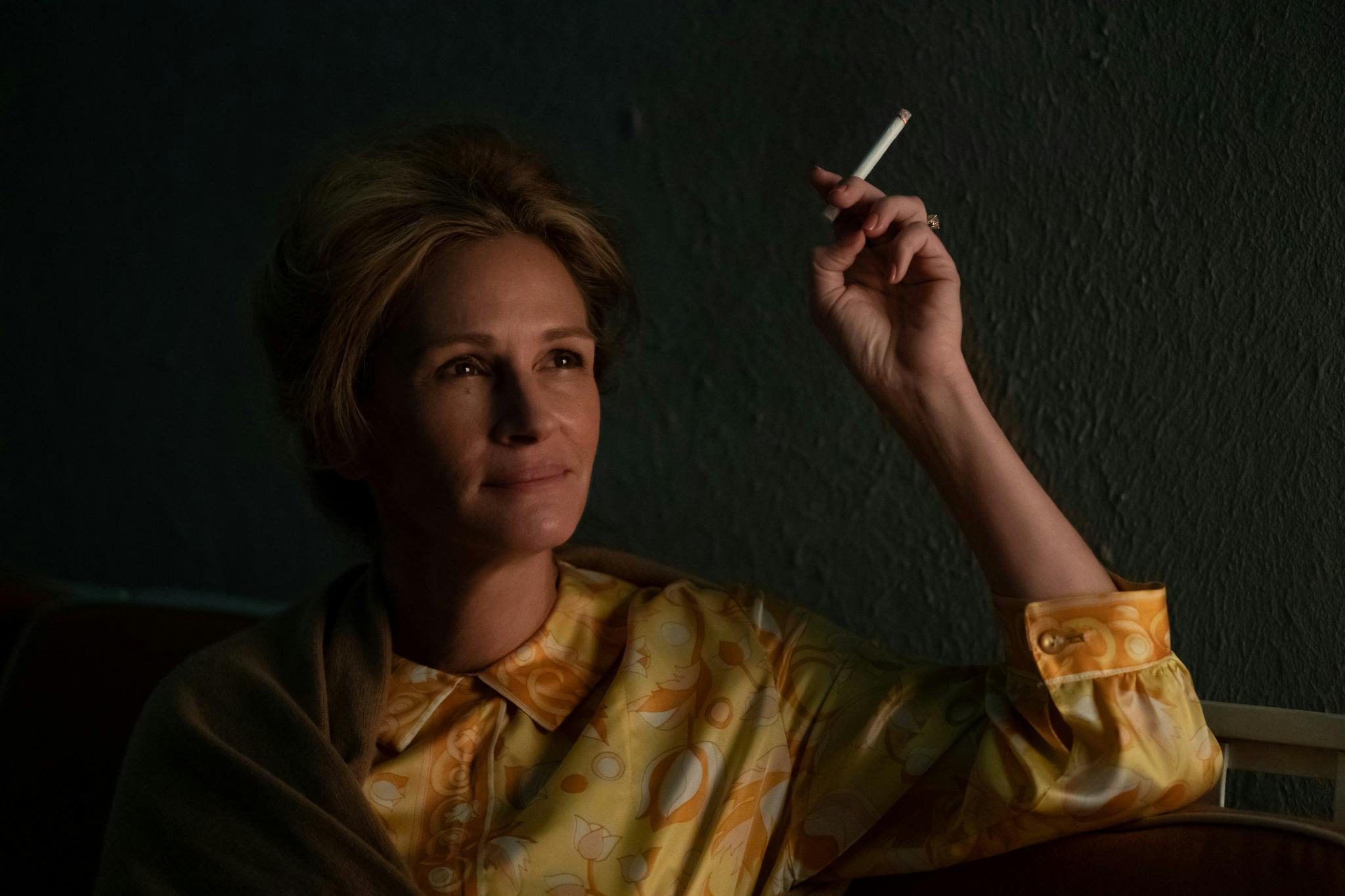 With Julia Roberts, Sean Penn, Dan Stevens, and Betty Gilpin, GASLIT