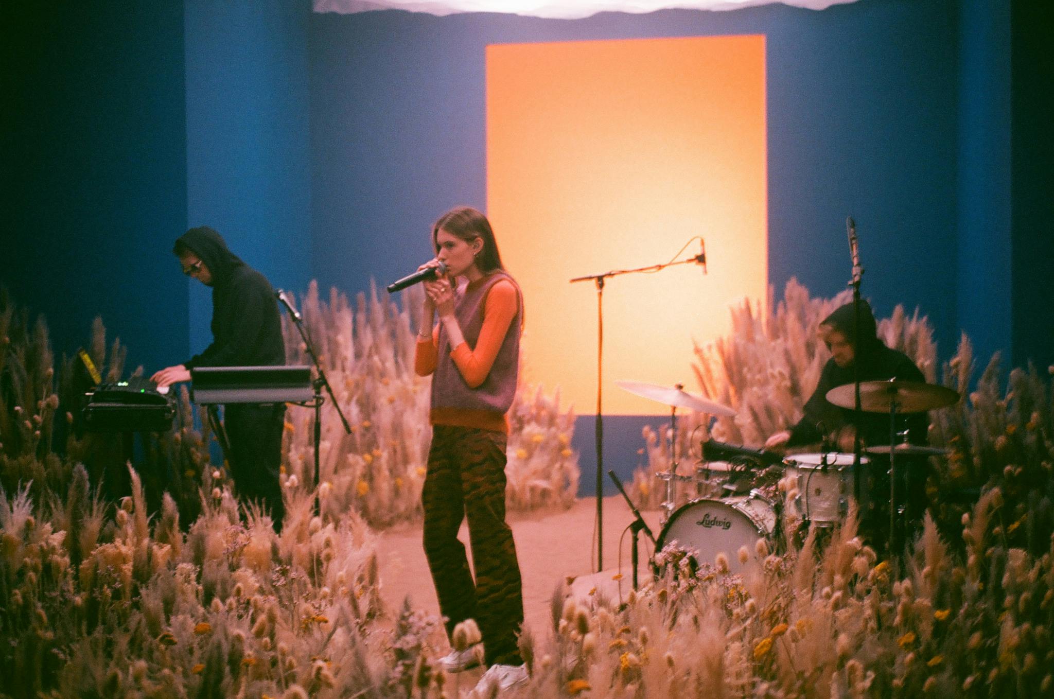 Image en vedette de l'article CHARLOTTE CARDIN : THE PHOENIX EXPERIENCE disponible sur Crave dès le 2 août