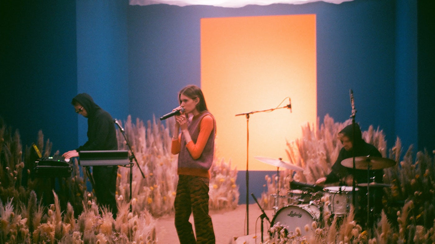 Image en vedette de l'article CHARLOTTE CARDIN : THE PHOENIX EXPERIENCE disponible sur Crave dès le 2 août