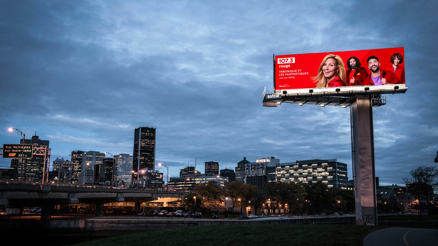 Image en vedette de l'article TOUS SUR LA MÊME FRÉQUENCE ! NOUVELLE CAMPAGNE POUR LA MARQUE ROUGE FM