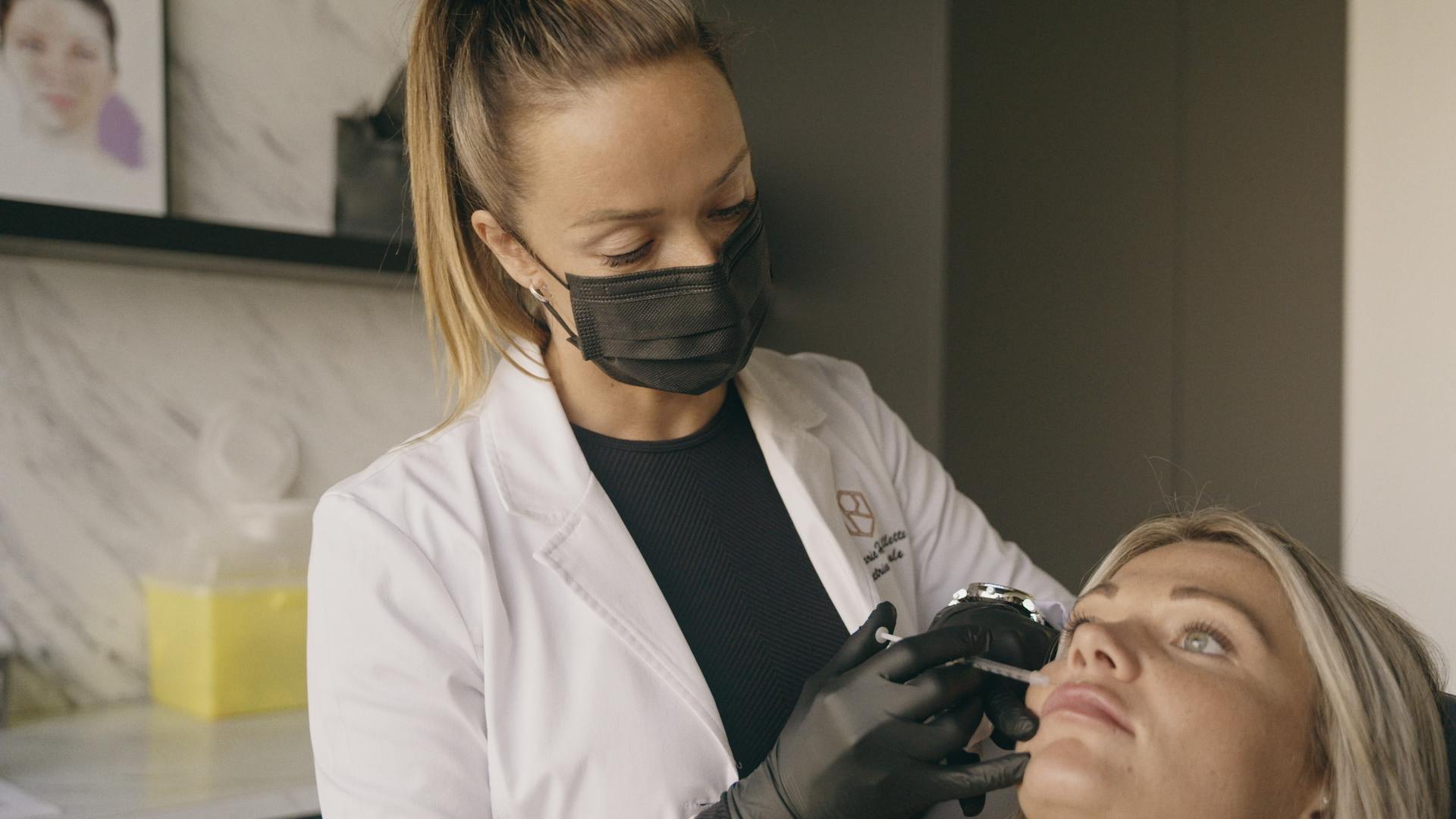 Image en vedette de l'article Labiaplastie, réduction du front, liftings, et plus, dans INJECTIONS ET BISTOURIS saison 2 