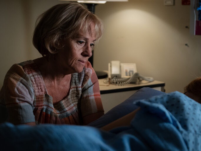 DÉSOBÉIR_ep05_Crédit Karl Jessy (2) Aline Gervais (Sylvie Dubé) à l'hôpital