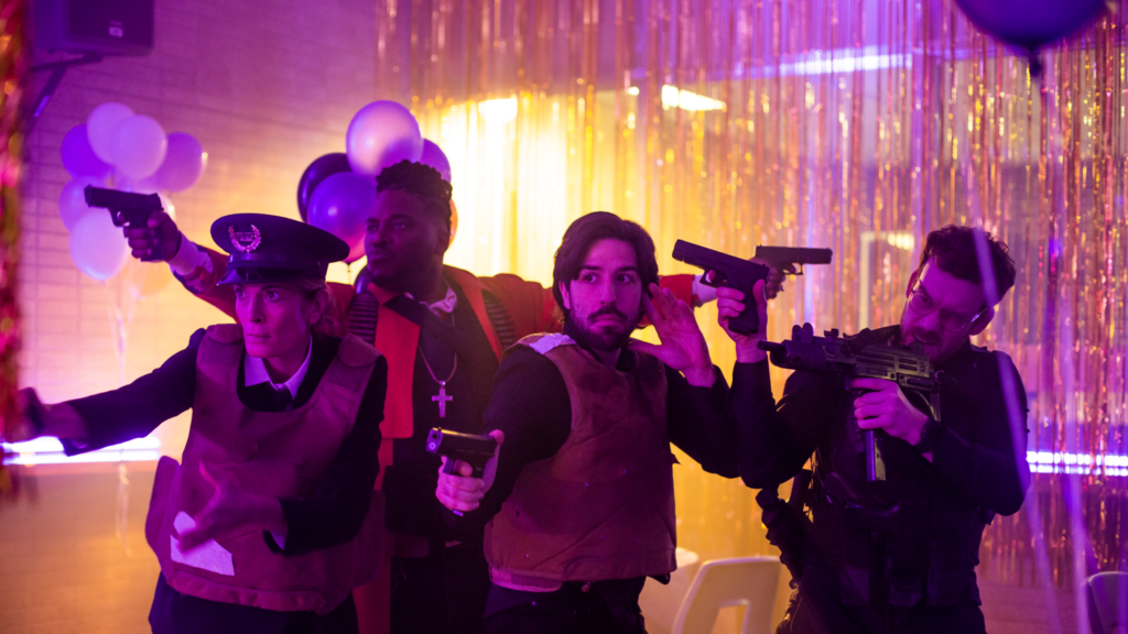 Top Dogs Saison 3 5 personnages dans un party pointent leur fusil