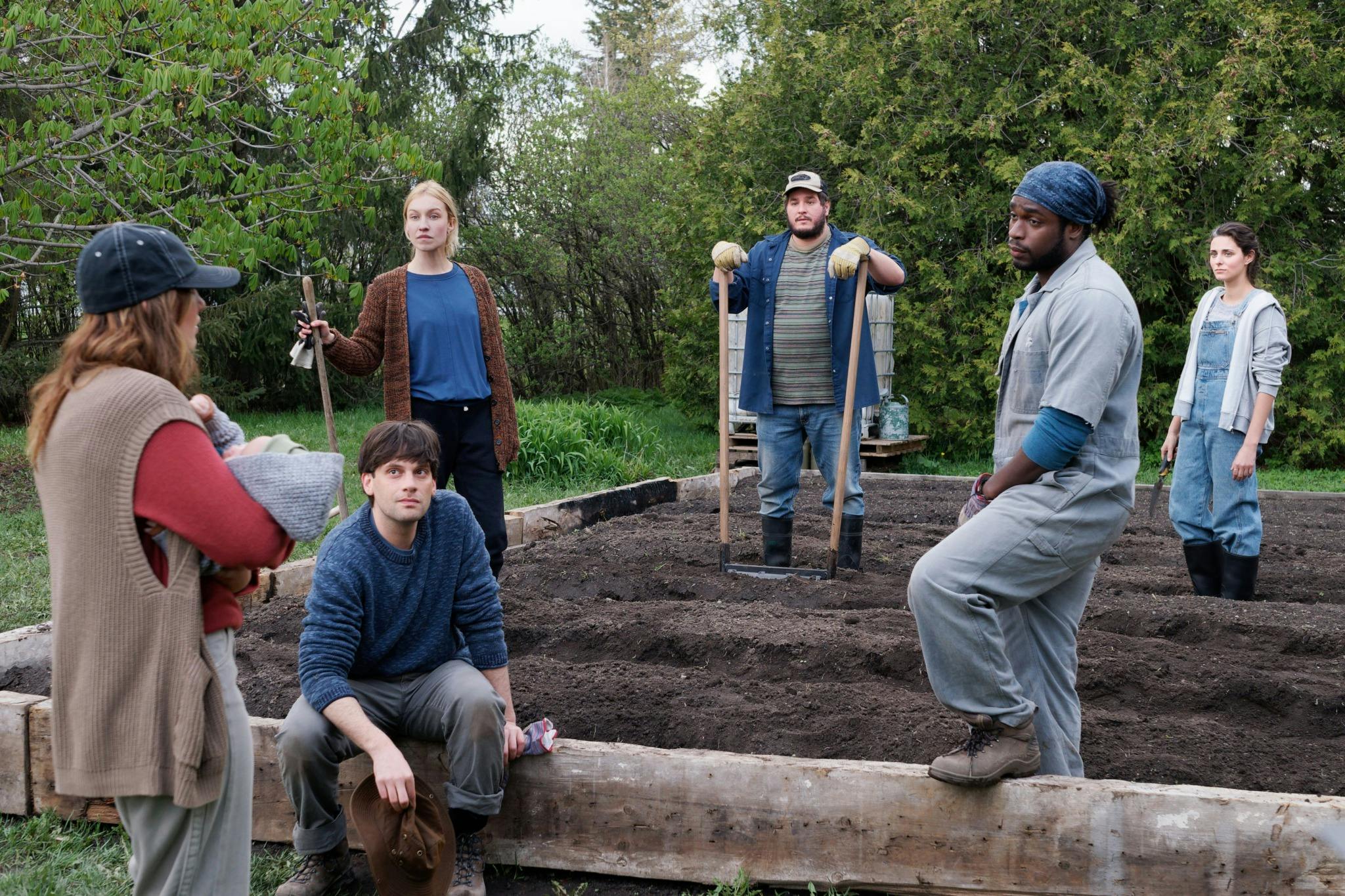 6 personnages d'Aller Simple 2 jardinent