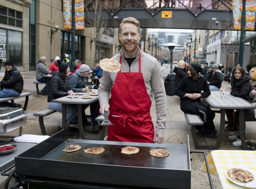 Jon Montgomery in THE AMAZING RACE CANADA Season 9, Episode 1