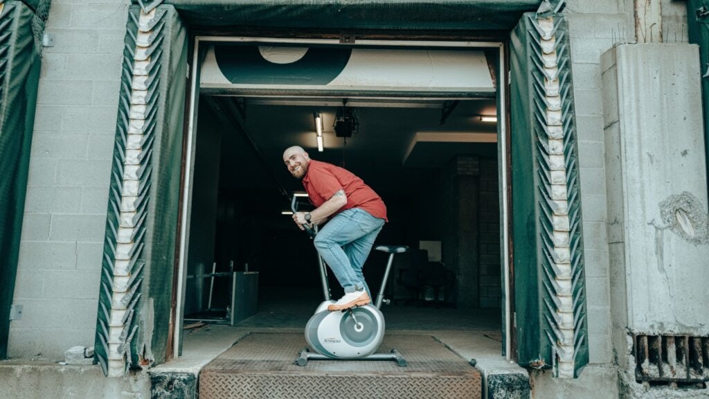 Phil Roy sur un vélo stationnaire