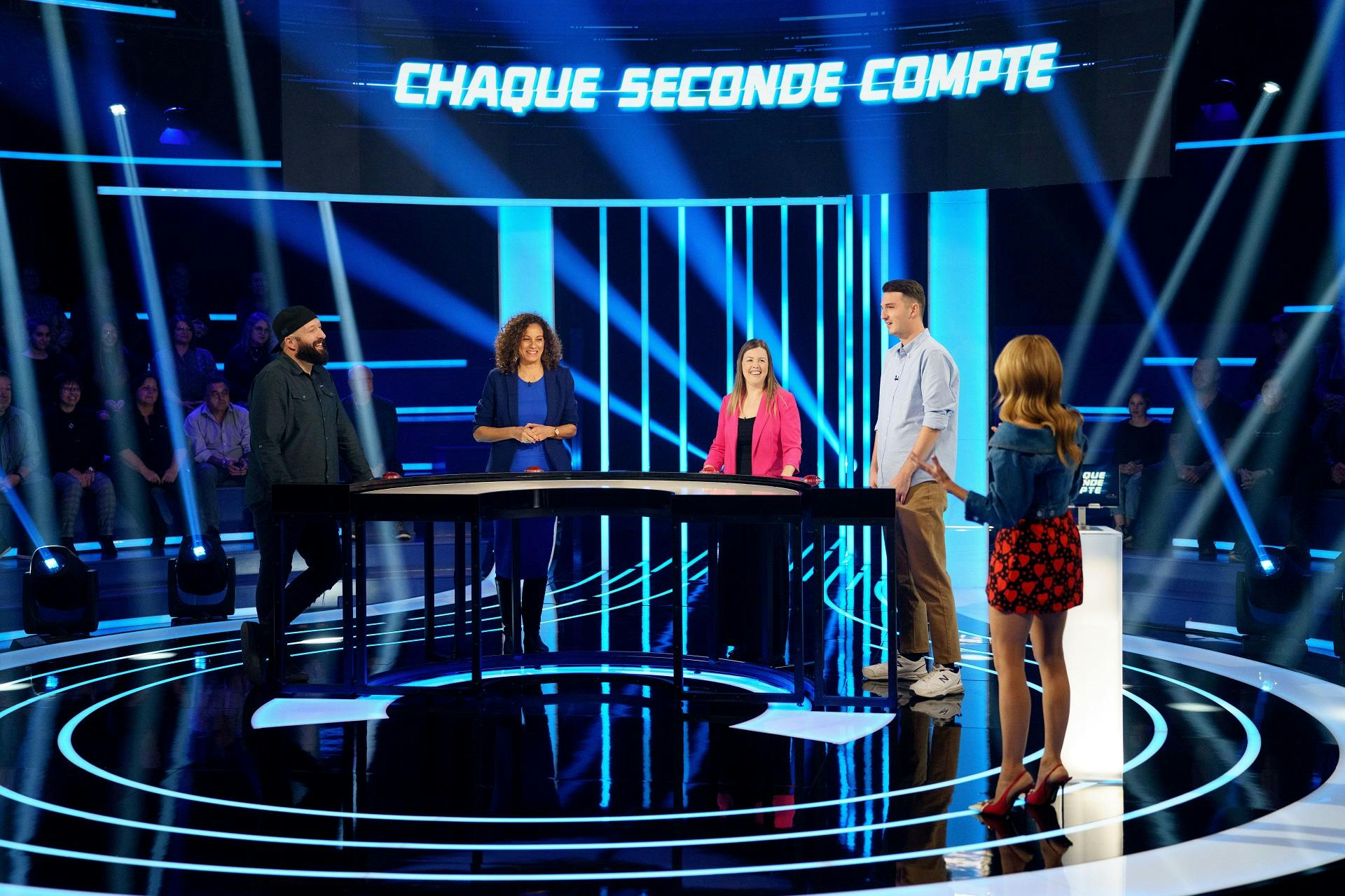 Image en vedette de l'article CHAQUE SECONDE COMPTE : Des images inédites du plateau d’envergure piloté par Julie Snyder enfin révélées