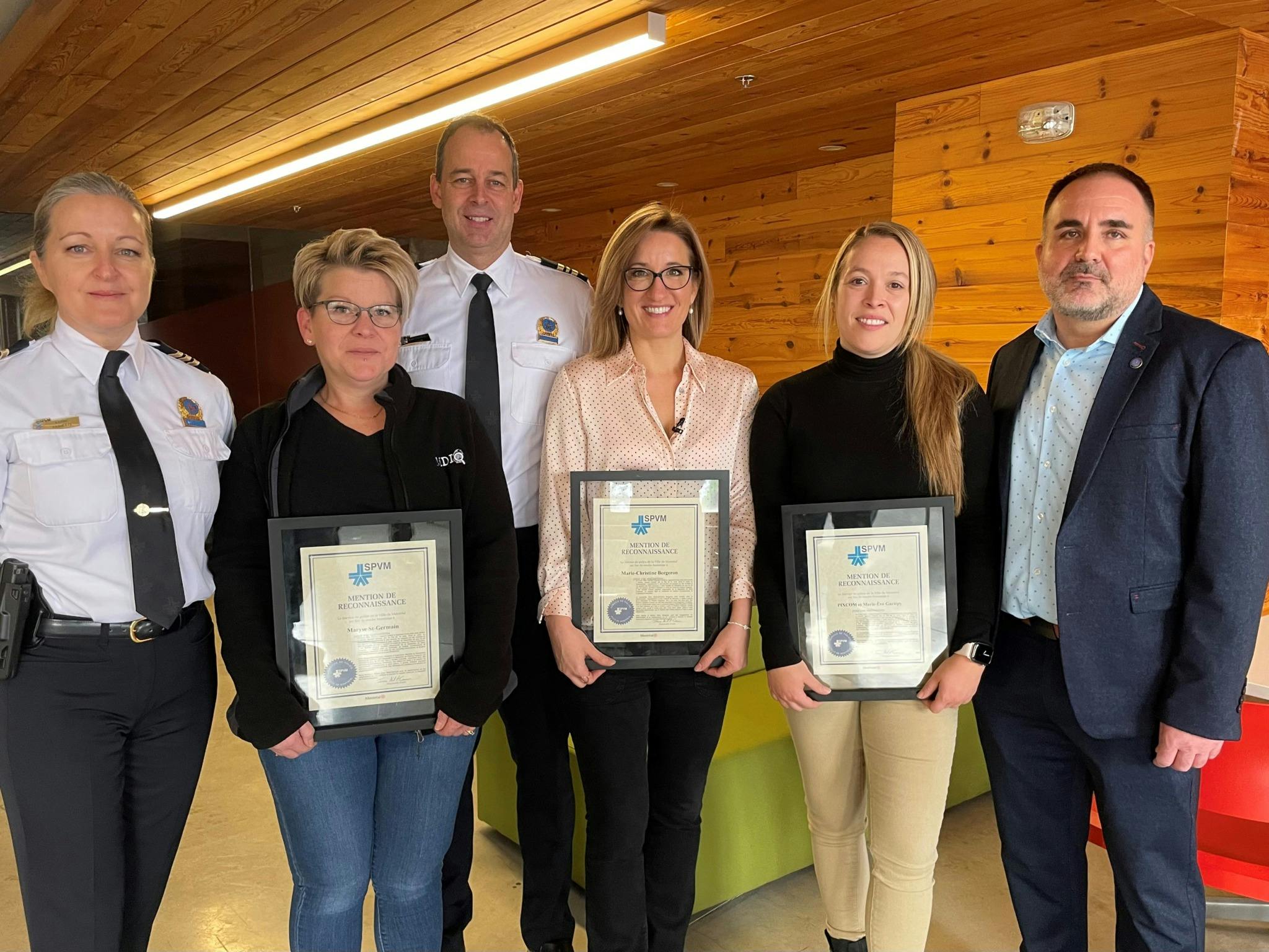 Image en vedette de l'article L’APPARTEMENT 5 : Le SPVM offre des mentions de reconnaissance citoyenne à Marie-Christine Bergeron, à Maryse St-Germain et à Marie-Ève Gariépy
