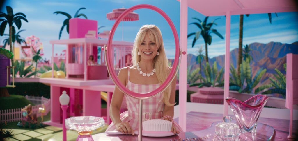 Barbie devant son miroir