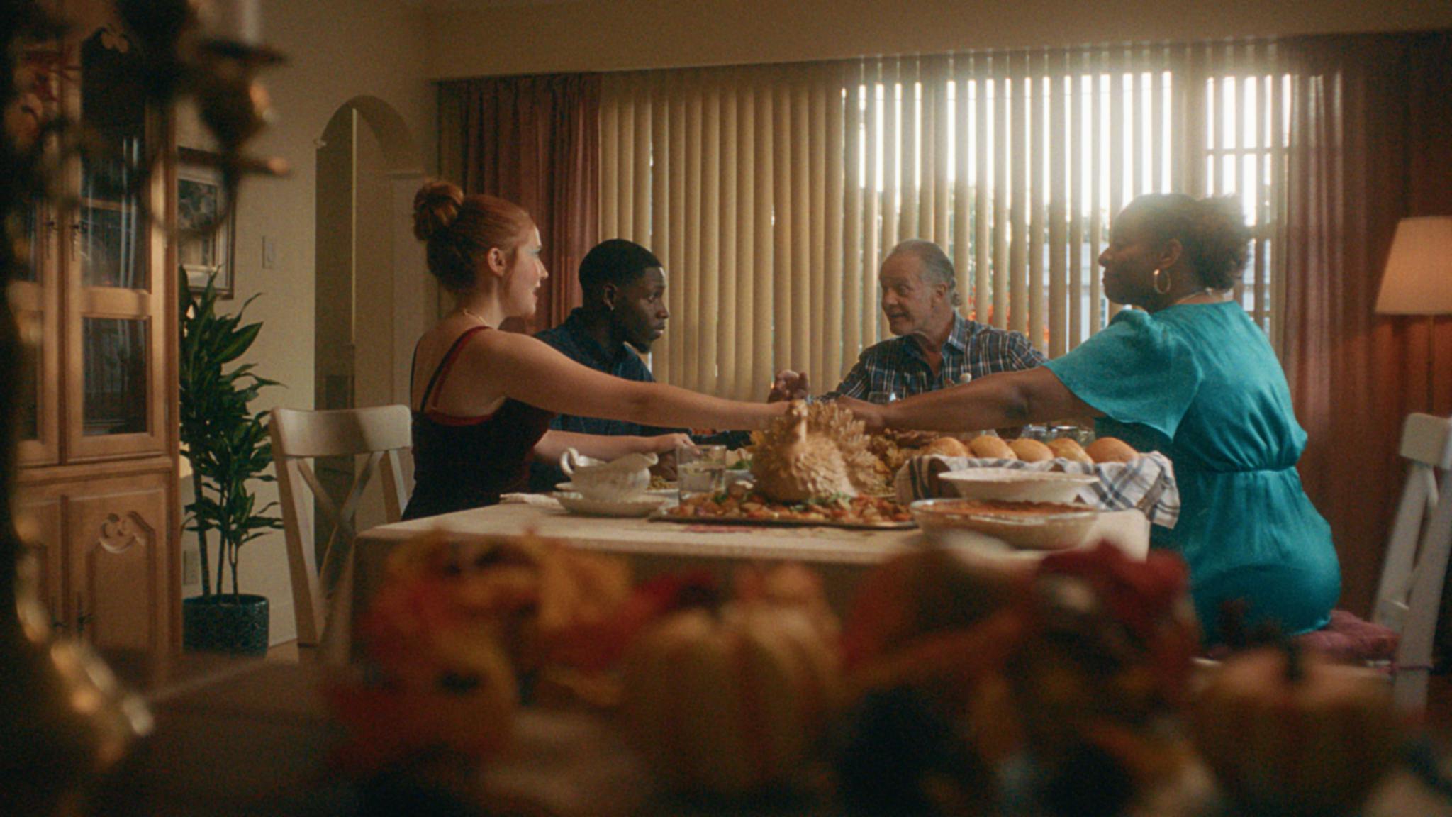 Famille mange à la table