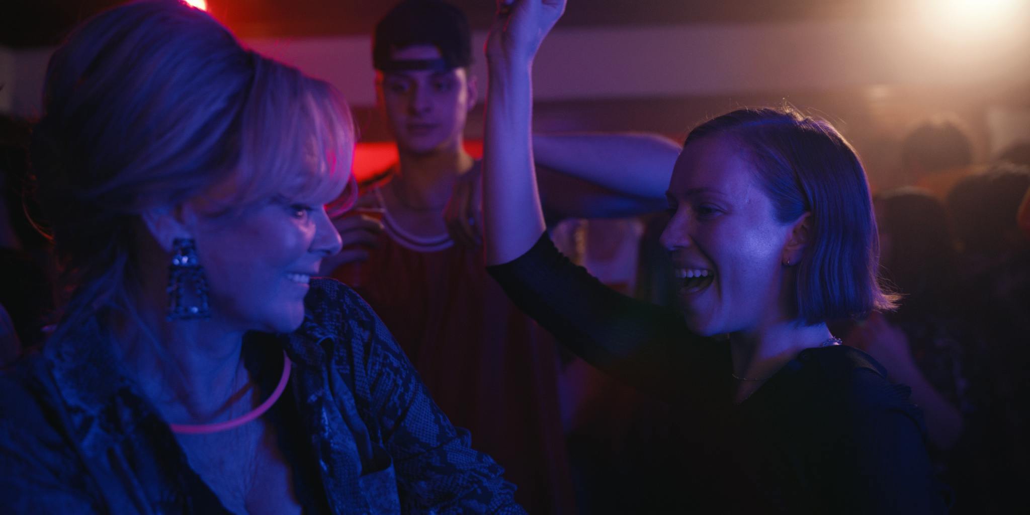 Jean Smart and Hannah Einbinder dancing in HACKS