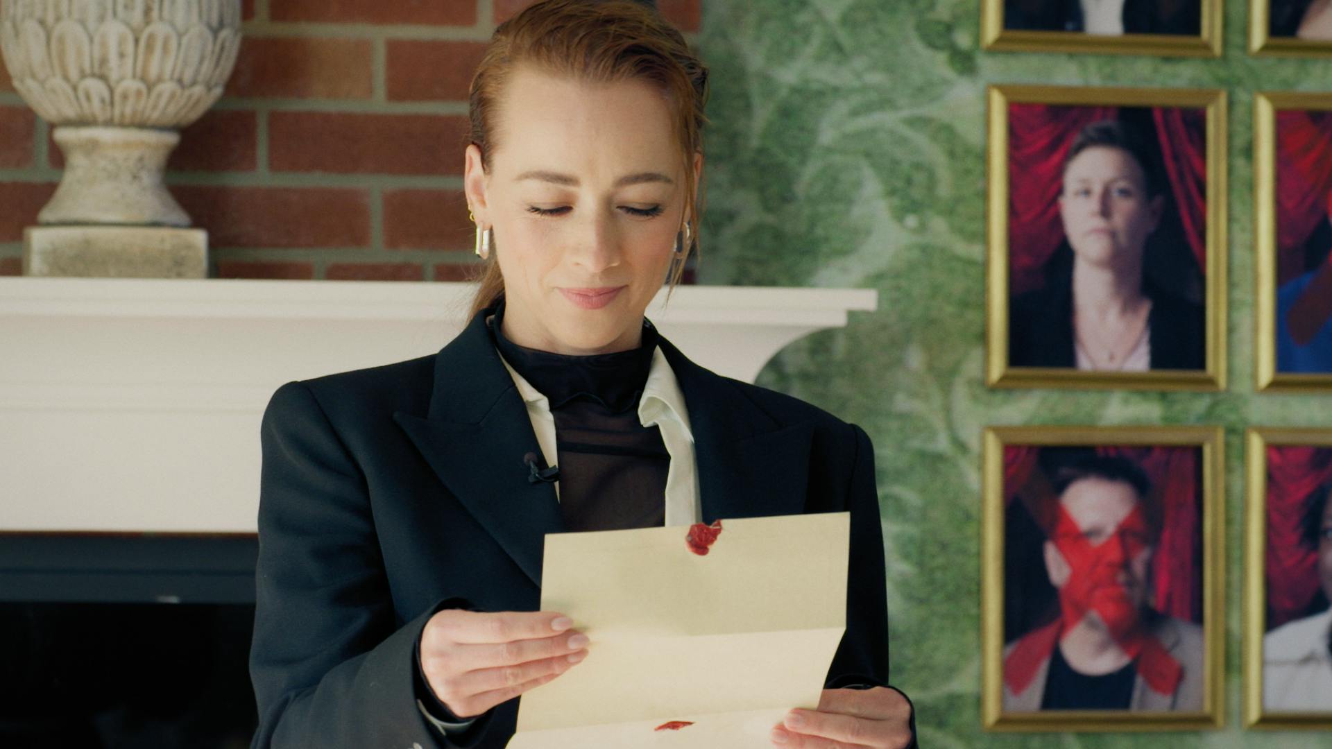 Image en vedette de l'article LES TRAÎTRES, le plus grand jeu de meurtre et mystère, de retour l’an prochain pour une deuxième saison pilotée par l’énigmatique Karine Vanasse