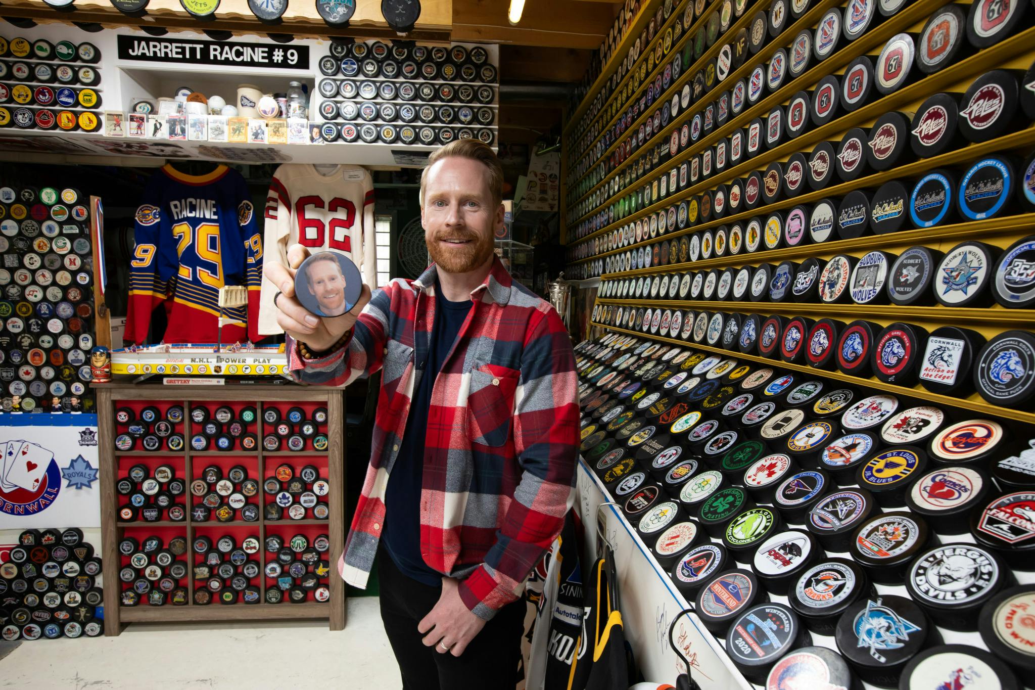 Jon Montgomery holding a coin in the amazing race canada