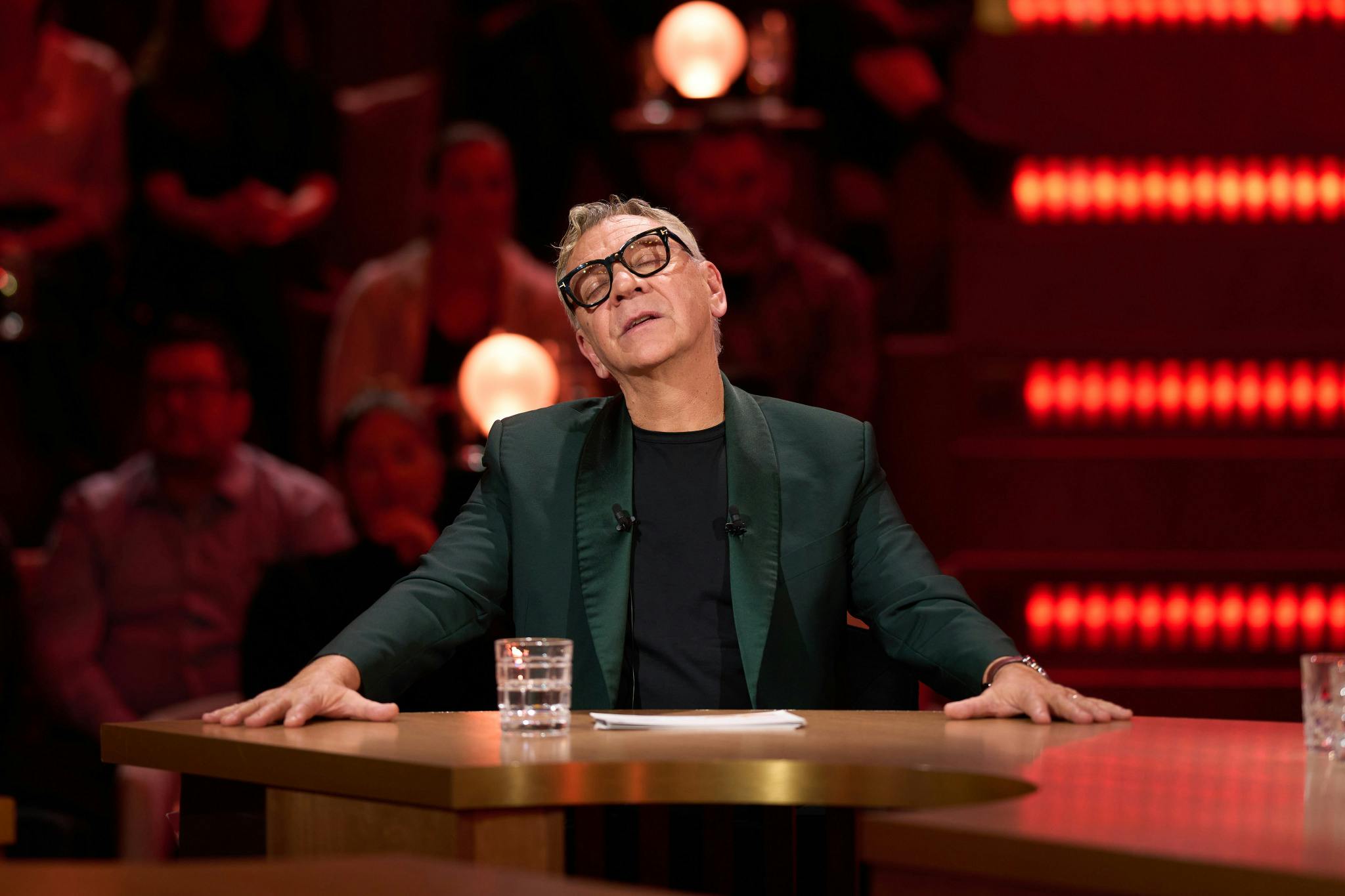 Image en vedette de l'article QUE NOUVELLE ANNÉE SE JOUISSE! : Marc Labrèche et ses charmants chakras reçoivent Janette Bertrand, Etienne Boulay, Paul Arcand et Farah Alibay sur le plateau de JE VIENS VERS TOI