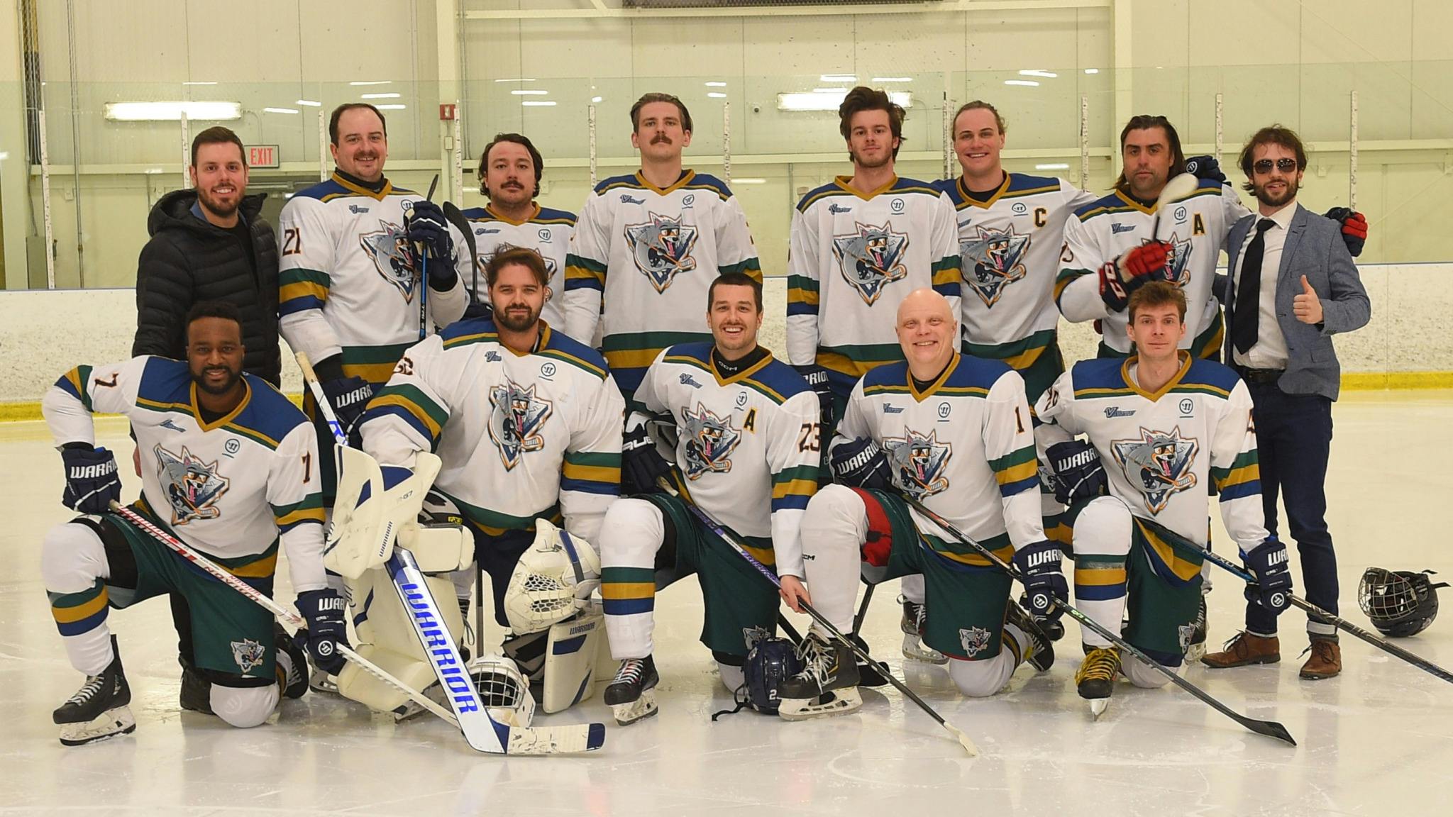 Image en vedette de l'article À LA POURSUITE DU RÊVE GLACÉ :  David Beaucage, Pierre-Yves Roy-Desmarais et Sam Breton sont les Loups-phoques