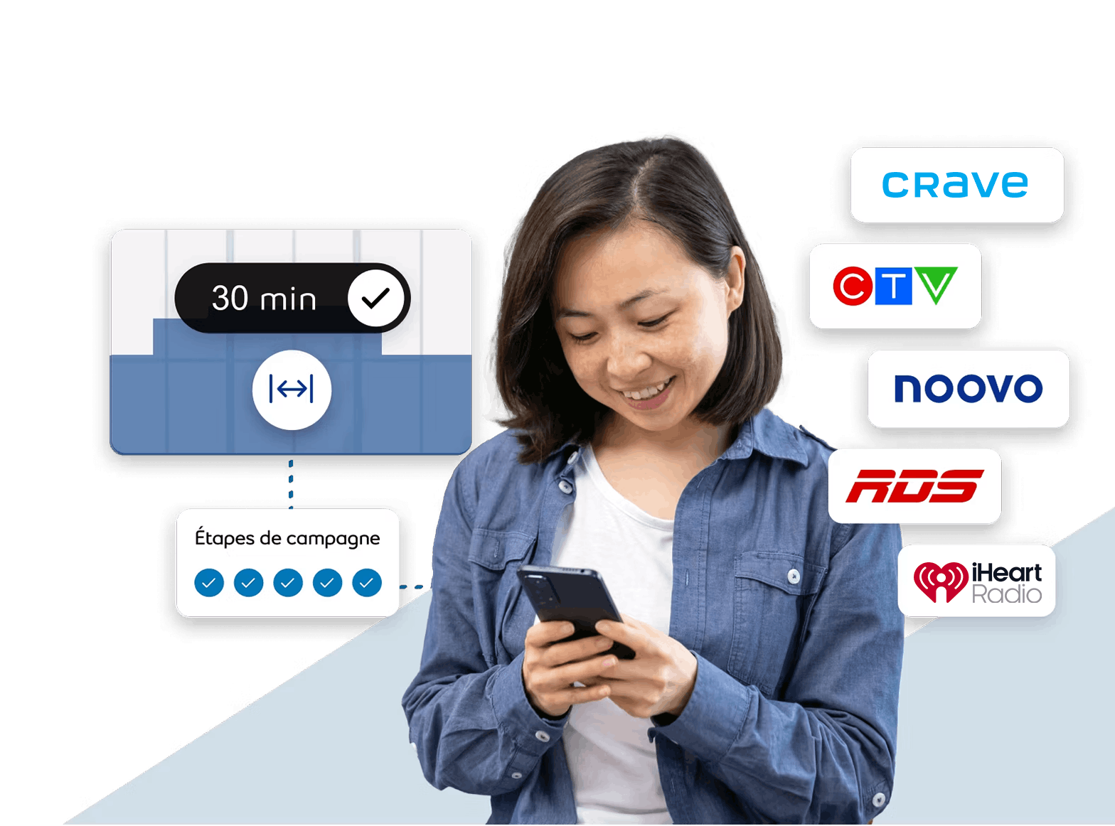 Femme souriant en regardant son téléphone