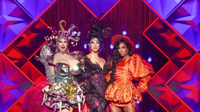 Jimbo, Brooke Lynn Hytes et Priyanka sur la scène de Canada's Drag Race : All Stars S.T.F.
