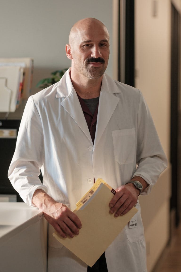 Image de Jean-Moise Martin jouant le rôle de Dr Harold Féchette