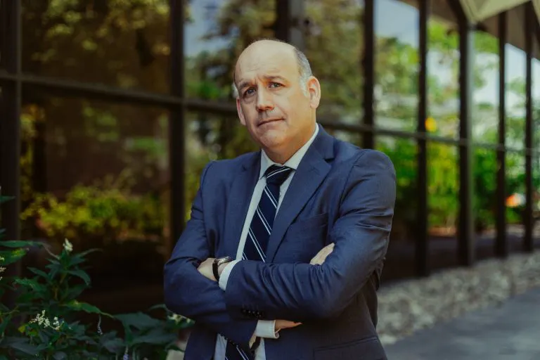 Image de Antoine Vézina jouant le rôle de Premier ministre provincial