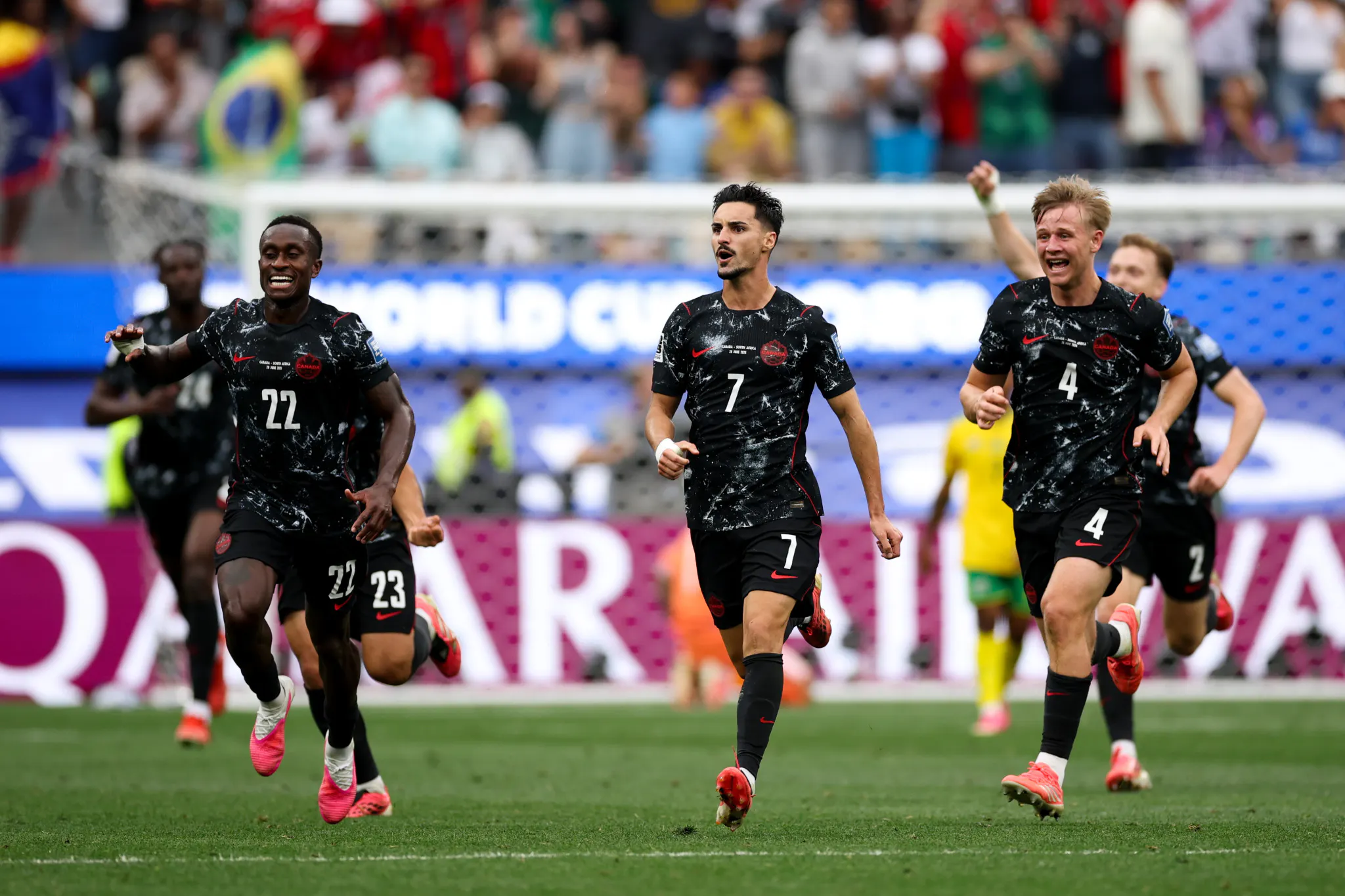 Image en vedette de l'article La victoire historique du Canada en 16es de finale de la COUPE DU MONDE DE LA FIFA 2026™ rejoint 11,8 millions de personnes